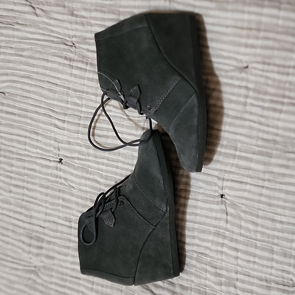 TOMS SUEDE SIZE 6.5